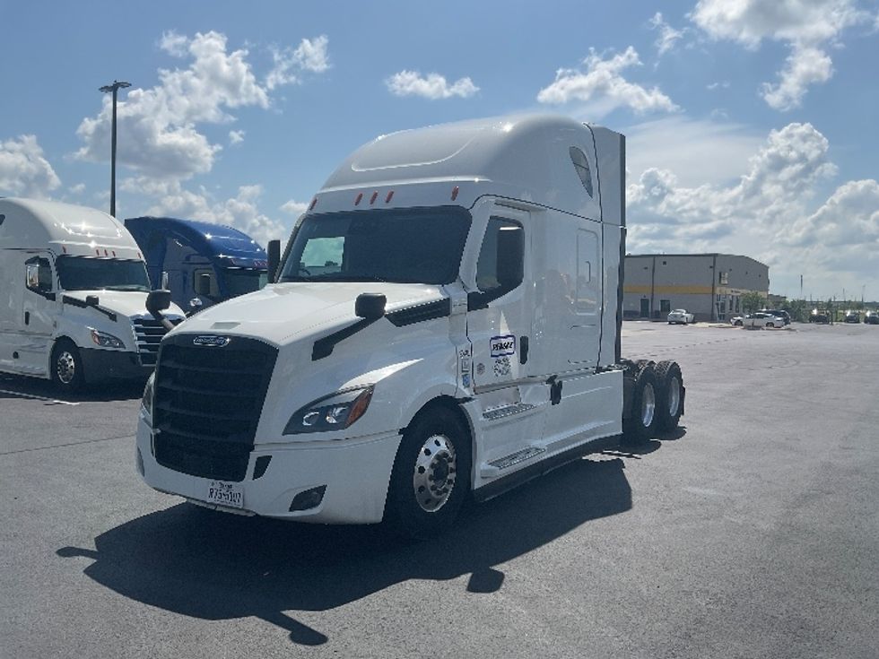 Sleeper Tractor-Heavy Duty Tractors-Freightliner-2022-T12664ST-Richland-MS-438,806\n\t\tmiles-$ 82,000 - Image 3