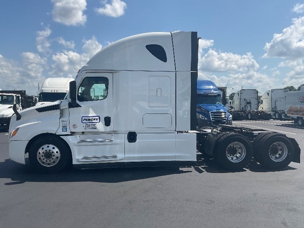 Sleeper Tractor-Heavy Duty Tractors-Freightliner-2022-T12664ST-Richland-MS-438,806\n\t\tmiles-$ 82,000 - Image 4