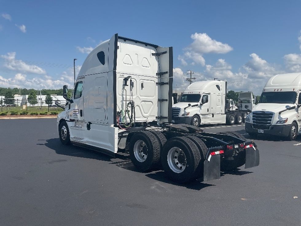 Sleeper Tractor-Heavy Duty Tractors-Freightliner-2022-T12664ST-Richland-MS-438,806\n\t\tmiles-$ 82,000 - Image 5
