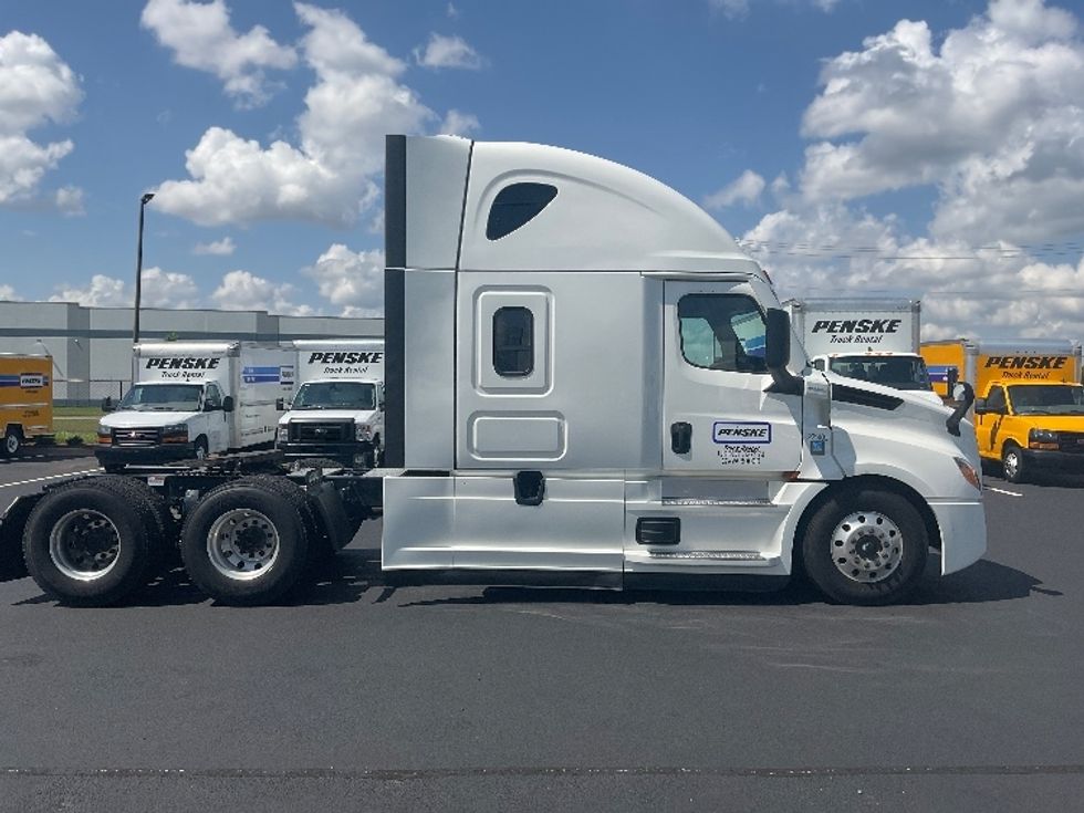 Sleeper Tractor-Heavy Duty Tractors-Freightliner-2022-T12664ST-Richland-MS-438,806\n\t\tmiles-$ 82,000 - Image 8
