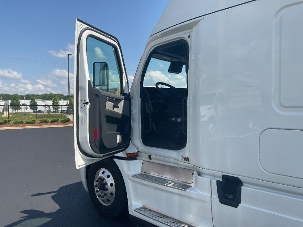 Sleeper Tractor-Heavy Duty Tractors-Freightliner-2022-T12664ST-Richland-MS-438,806\n\t\tmiles-$ 82,000 - Image 9