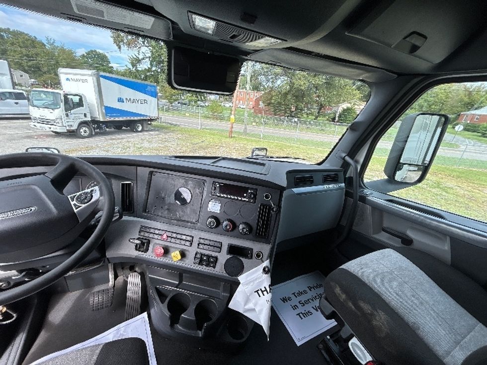 Sleeper Tractor-Heavy Duty Tractors-Freightliner-2022-T12664ST-Richmond-VA-474,982\n\t\tmiles-$ 73,250 - Image 12