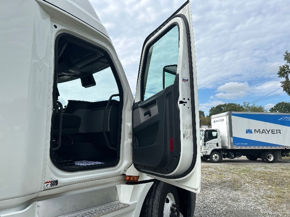 Sleeper Tractor-Heavy Duty Tractors-Freightliner-2022-T12664ST-Richmond-VA-474,982\n\t\tmiles-$ 73,250 - Image 13