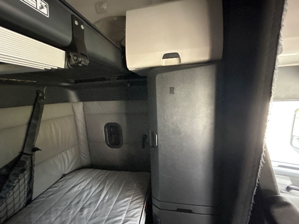 Sleeper Tractor-Heavy Duty Tractors-Freightliner-2022-T12664ST-Richmond-VA-474,982\n\t\tmiles-$ 73,250 - Image 18