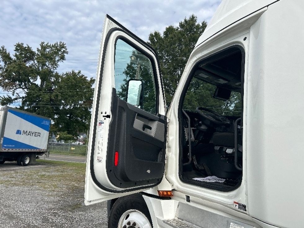 Sleeper Tractor-Heavy Duty Tractors-Freightliner-2022-T12664ST-Richmond-VA-474,982\n\t\tmiles-$ 73,250 - Image 9