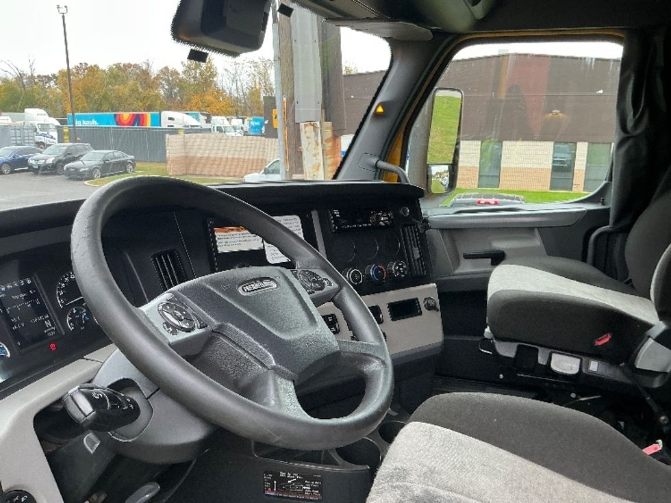 Sleeper Tractor-Heavy Duty Tractors-Freightliner-2022-T12664ST-Richmond-VA-530,160\n\t\tmiles-$ 62,750 - Image 10