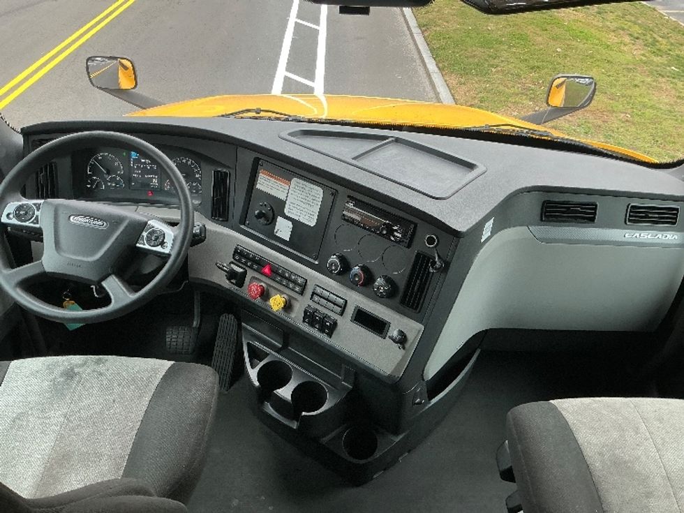 Sleeper Tractor-Heavy Duty Tractors-Freightliner-2022-T12664ST-Richmond-VA-530,160\n\t\tmiles-$ 62,750 - Image 12
