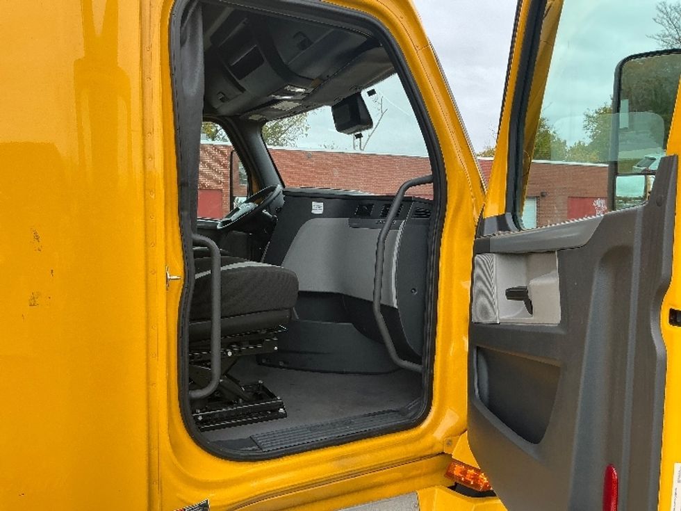 Sleeper Tractor-Heavy Duty Tractors-Freightliner-2022-T12664ST-Richmond-VA-530,160\n\t\tmiles-$ 62,750 - Image 13