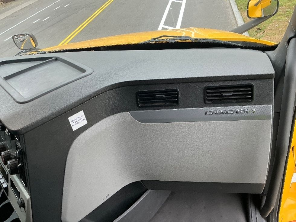 Sleeper Tractor-Heavy Duty Tractors-Freightliner-2022-T12664ST-Richmond-VA-530,160\n\t\tmiles-$ 62,750 - Image 14