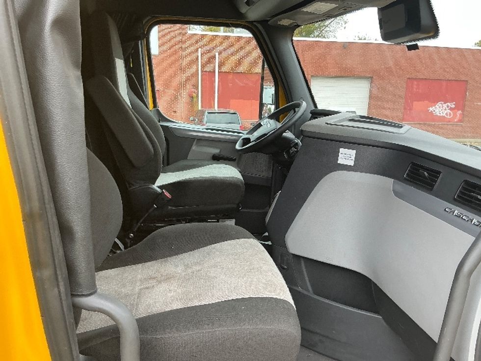 Sleeper Tractor-Heavy Duty Tractors-Freightliner-2022-T12664ST-Richmond-VA-530,160\n\t\tmiles-$ 62,750 - Image 15