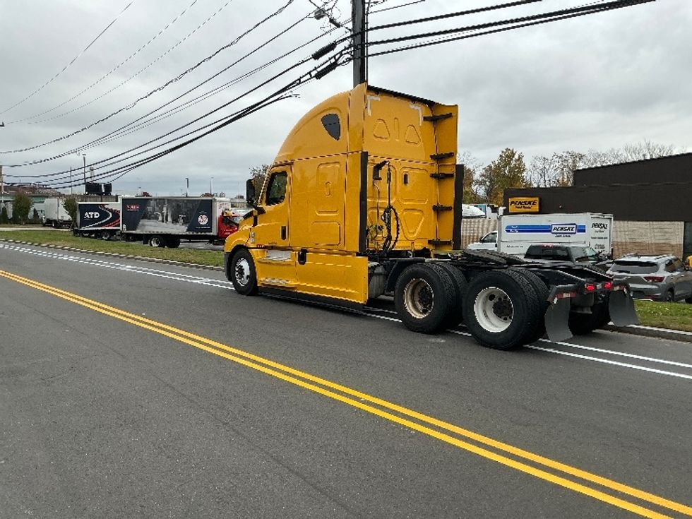 Sleeper Tractor-Heavy Duty Tractors-Freightliner-2022-T12664ST-Richmond-VA-530,160\n\t\tmiles-$ 62,750 - Image 5