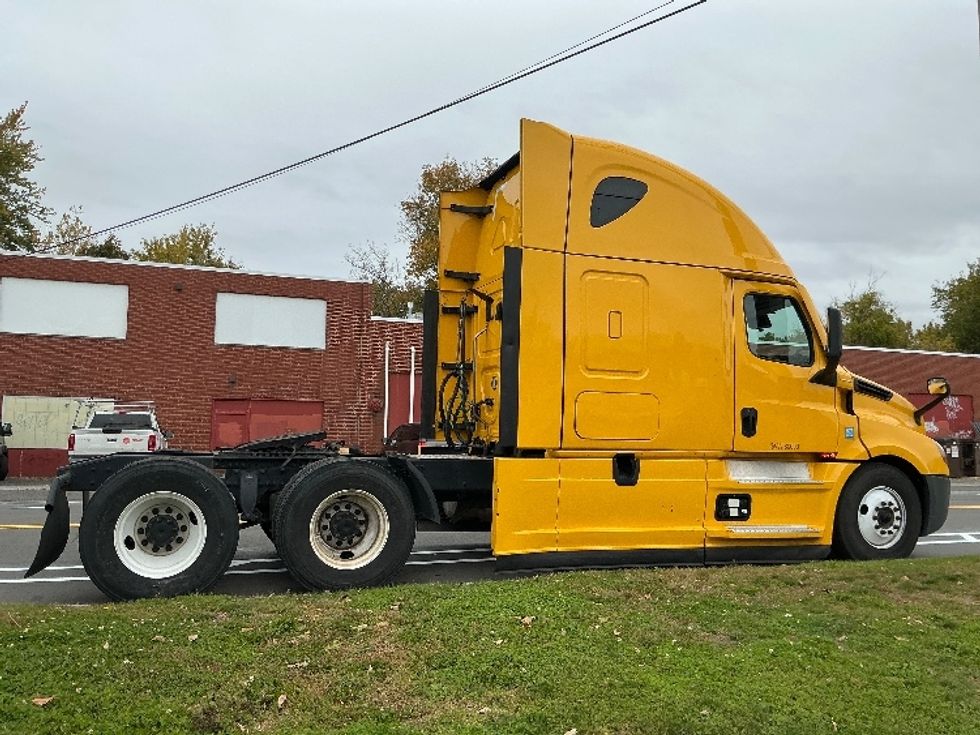 Sleeper Tractor-Heavy Duty Tractors-Freightliner-2022-T12664ST-Richmond-VA-530,160\n\t\tmiles-$ 62,750 - Image 8