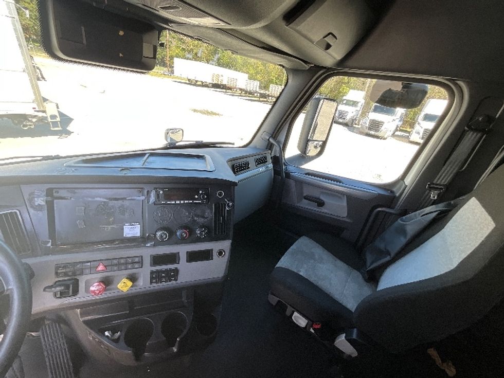 Sleeper Tractor-Heavy Duty Tractors-Freightliner-2022-T12664ST-Richmond-VA-533,560\n\t\tmiles-$ 69,000 - Image 12