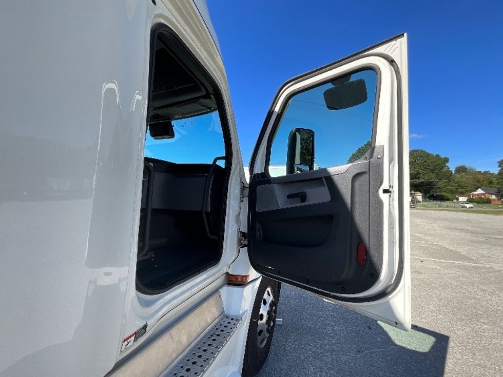 Sleeper Tractor-Heavy Duty Tractors-Freightliner-2022-T12664ST-Richmond-VA-533,560\n\t\tmiles-$ 69,000 - Image 13