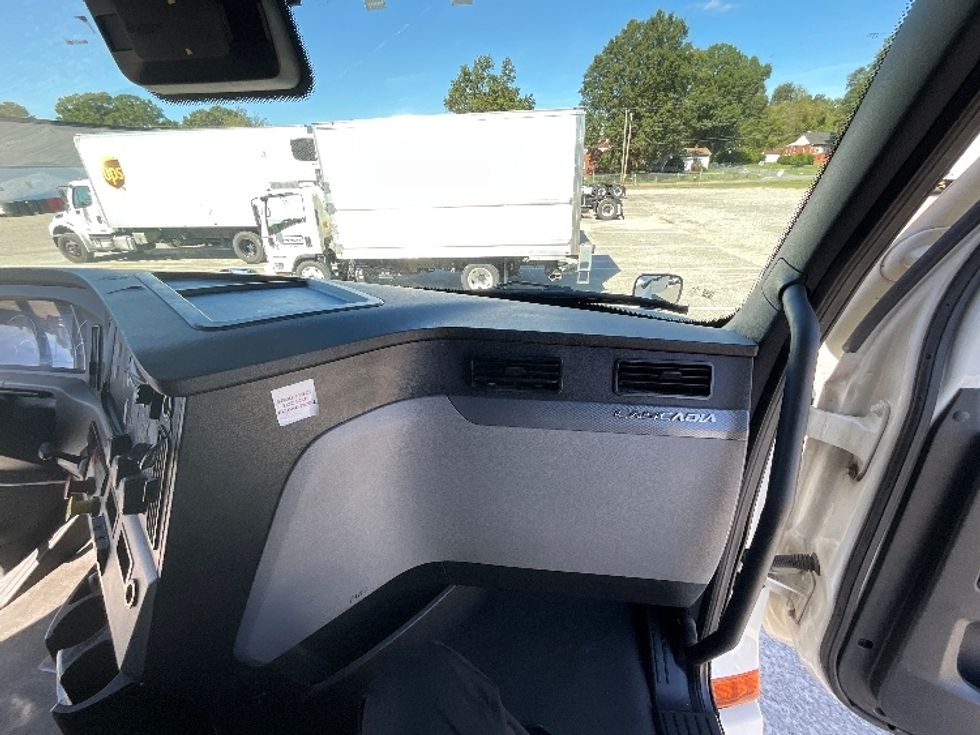 Sleeper Tractor-Heavy Duty Tractors-Freightliner-2022-T12664ST-Richmond-VA-533,560\n\t\tmiles-$ 69,000 - Image 14