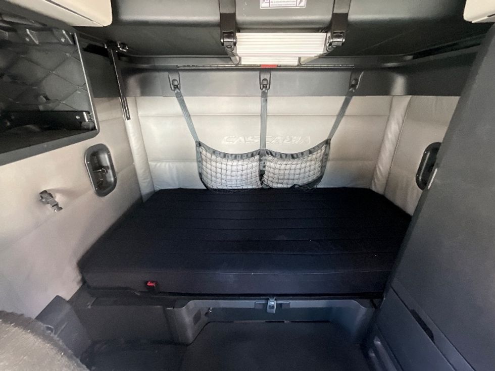 Sleeper Tractor-Heavy Duty Tractors-Freightliner-2022-T12664ST-Richmond-VA-533,560\n\t\tmiles-$ 69,000 - Image 16