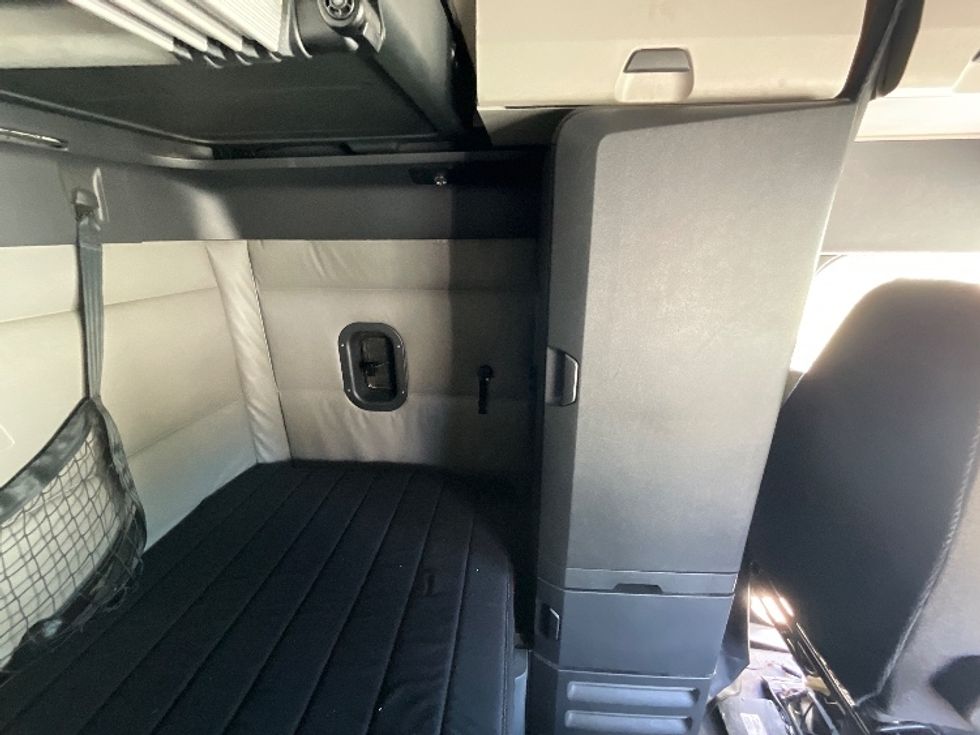 Sleeper Tractor-Heavy Duty Tractors-Freightliner-2022-T12664ST-Richmond-VA-533,560\n\t\tmiles-$ 69,000 - Image 18