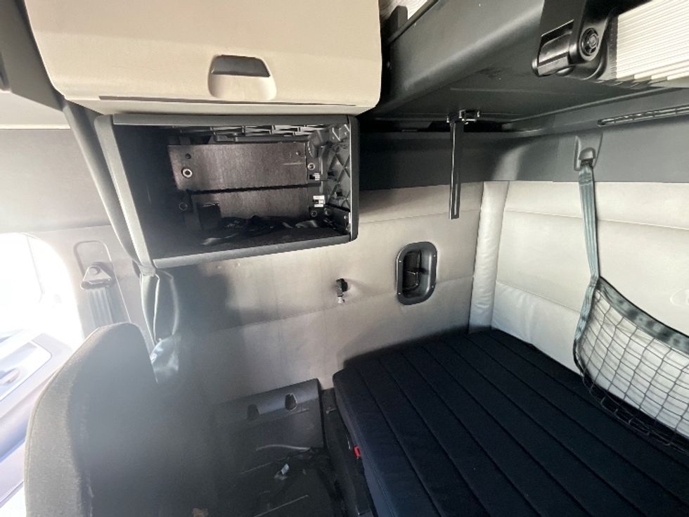 Sleeper Tractor-Heavy Duty Tractors-Freightliner-2022-T12664ST-Richmond-VA-533,560\n\t\tmiles-$ 69,000 - Image 19