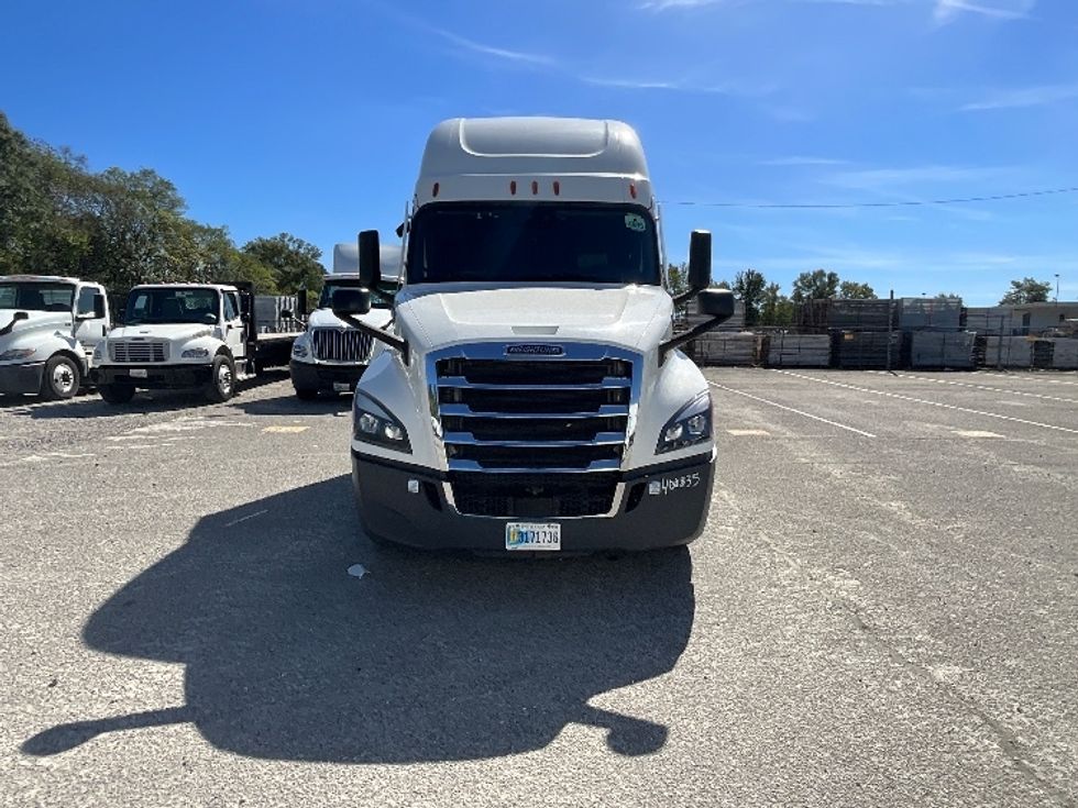Sleeper Tractor-Heavy Duty Tractors-Freightliner-2022-T12664ST-Richmond-VA-533,560\n\t\tmiles-$ 69,000 - Image 2