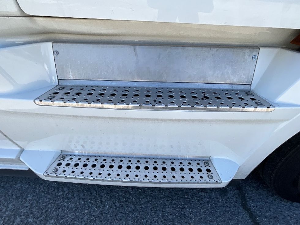 Sleeper Tractor-Heavy Duty Tractors-Freightliner-2022-T12664ST-Richmond-VA-533,560\n\t\tmiles-$ 69,000 - Image 21