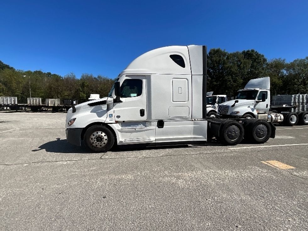 Sleeper Tractor-Heavy Duty Tractors-Freightliner-2022-T12664ST-Richmond-VA-533,560\n\t\tmiles-$ 69,000 - Image 4