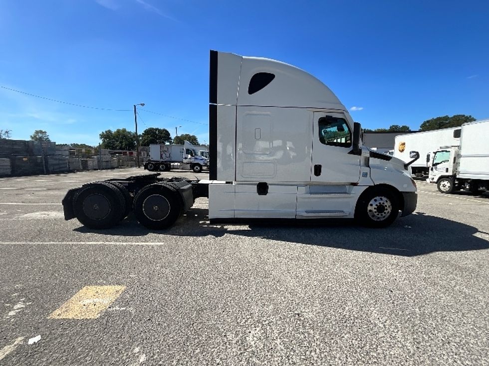 Sleeper Tractor-Heavy Duty Tractors-Freightliner-2022-T12664ST-Richmond-VA-533,560\n\t\tmiles-$ 69,000 - Image 8