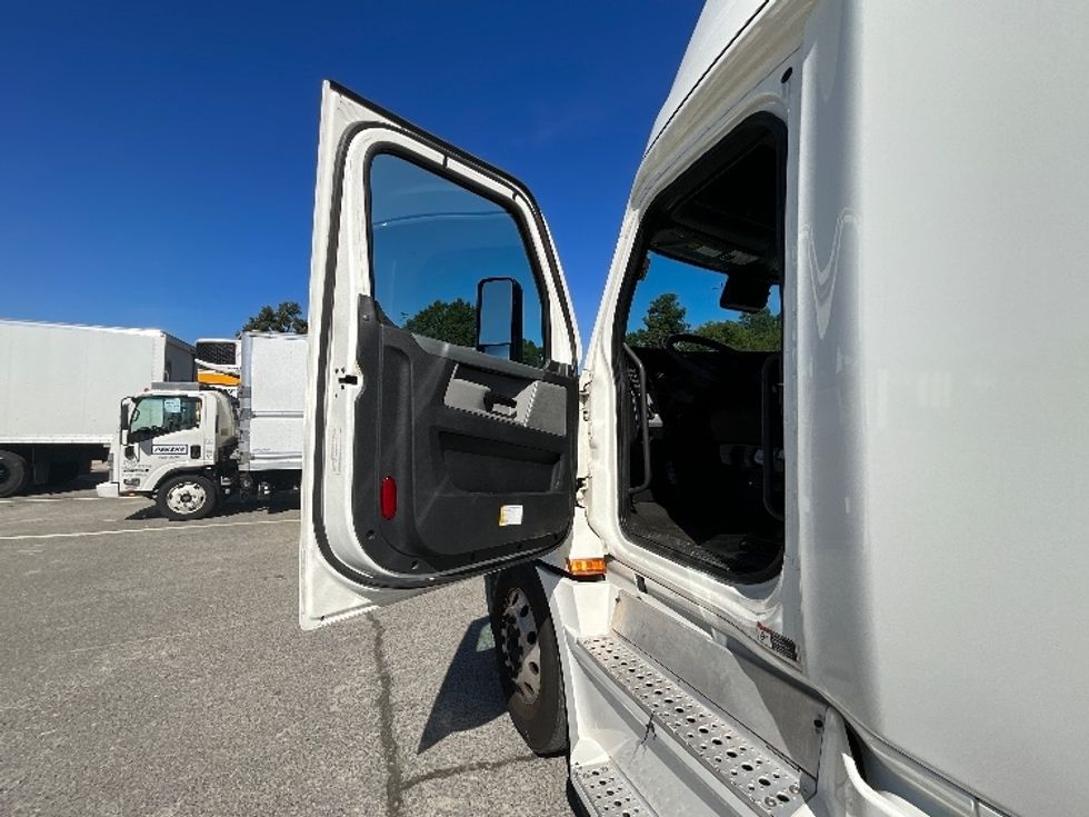 Sleeper Tractor-Heavy Duty Tractors-Freightliner-2022-T12664ST-Richmond-VA-533,560\n\t\tmiles-$ 69,000 - Image 9