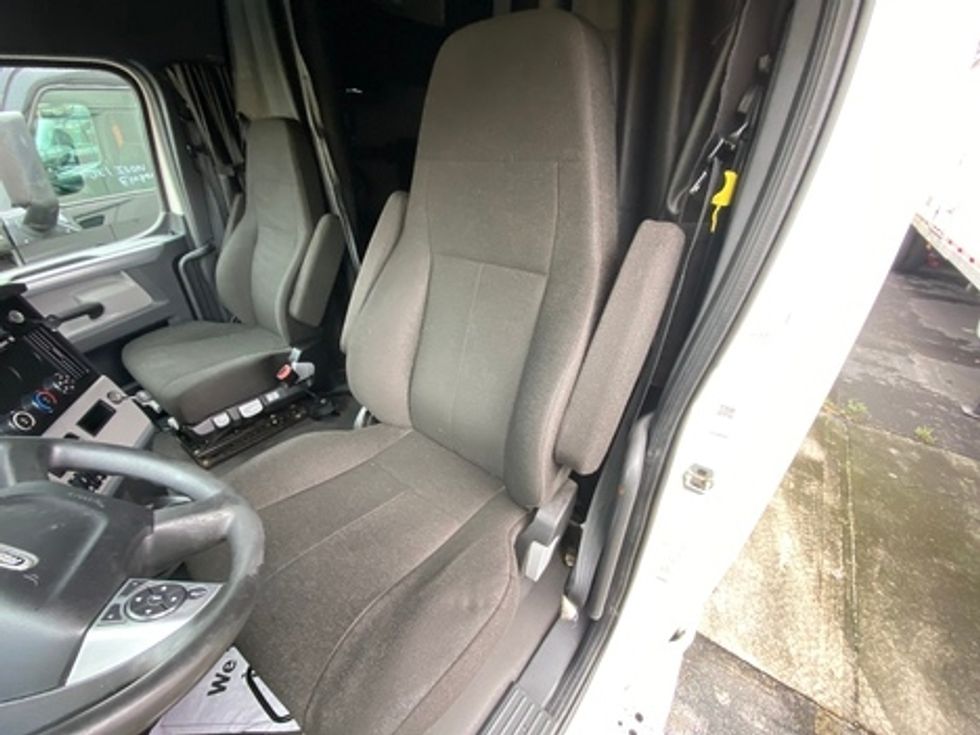 Sleeper Tractor-Heavy Duty Tractors-Freightliner-2022-T12664ST-Riviera Beach-FL-499,293\n\t\tmiles-$ 69,250 - Image 10