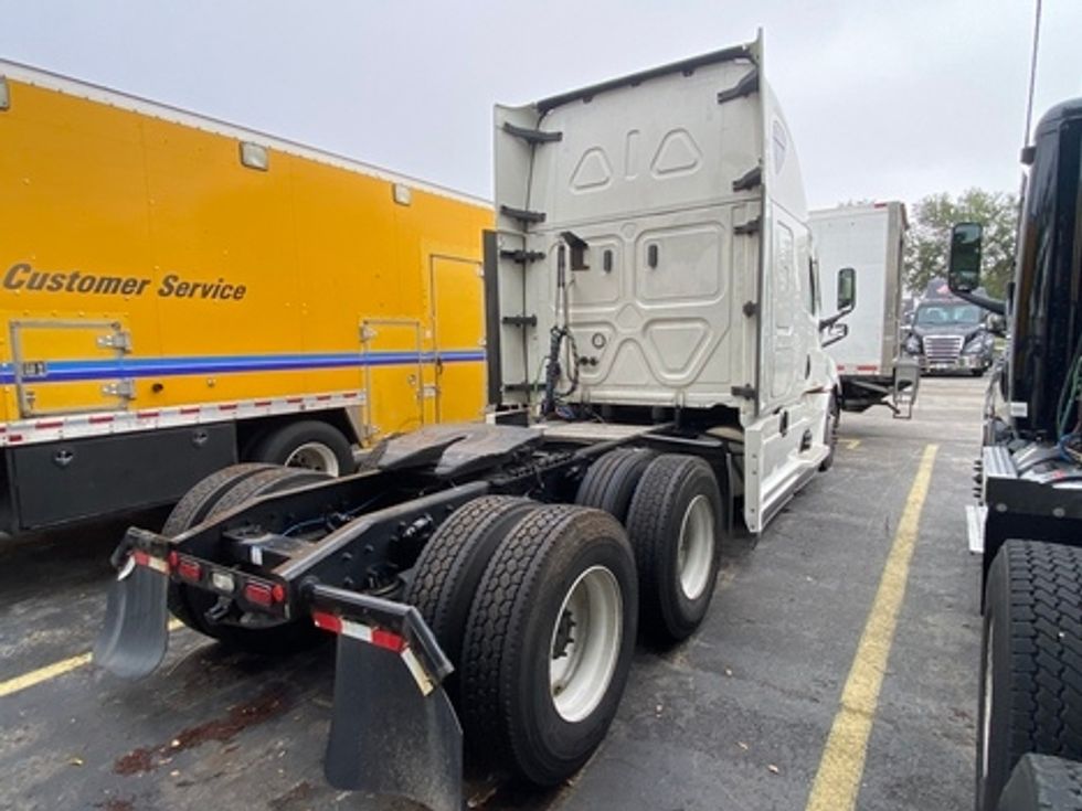 Sleeper Tractor-Heavy Duty Tractors-Freightliner-2022-T12664ST-Riviera Beach-FL-499,293\n\t\tmiles-$ 69,250 - Image 5