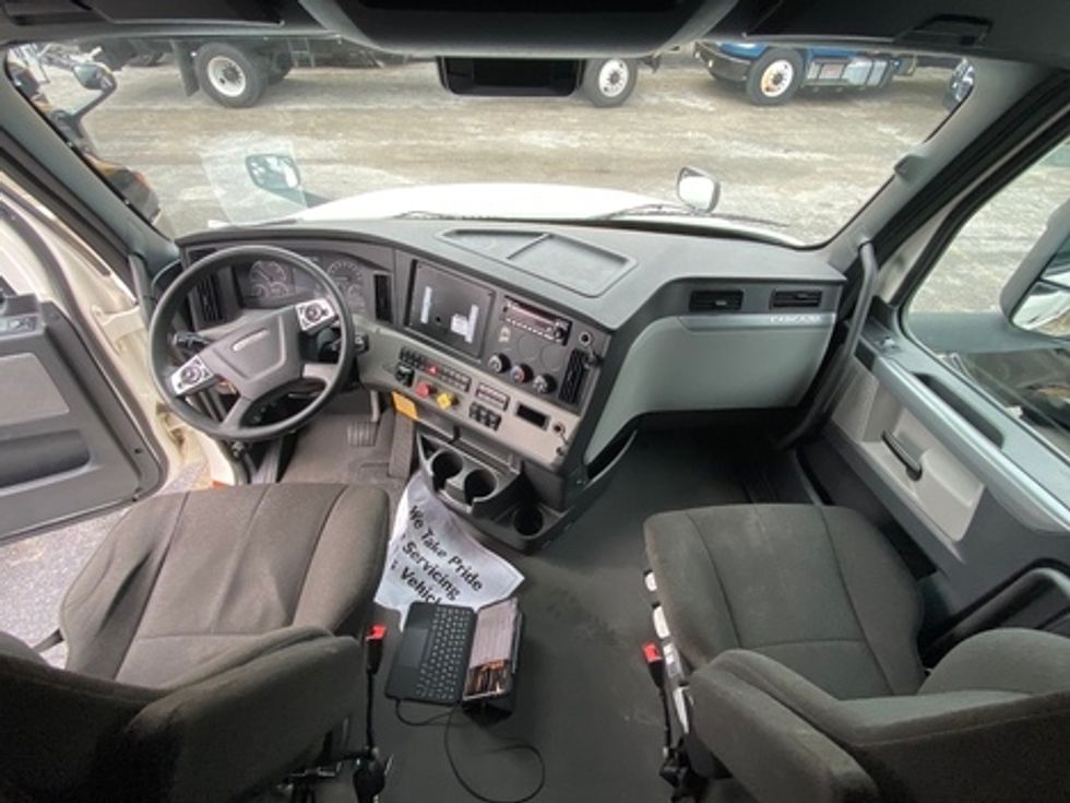 Sleeper Tractor-Heavy Duty Tractors-Freightliner-2022-T12664ST-Riviera Beach-FL-499,293\n\t\tmiles-$ 69,250 - Image 7