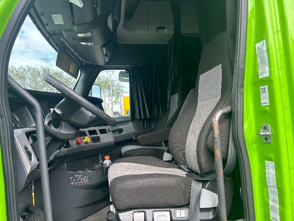 Sleeper Tractor-Heavy Duty Tractors-Freightliner-2022-T12664ST-Riviera Beach-FL-535,873\n\t\tmiles-$ 60,750 - Image 10