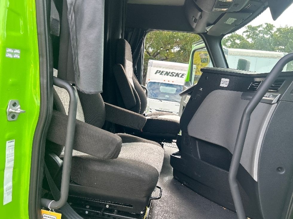 Sleeper Tractor-Heavy Duty Tractors-Freightliner-2022-T12664ST-Riviera Beach-FL-535,873\n\t\tmiles-$ 60,750 - Image 14