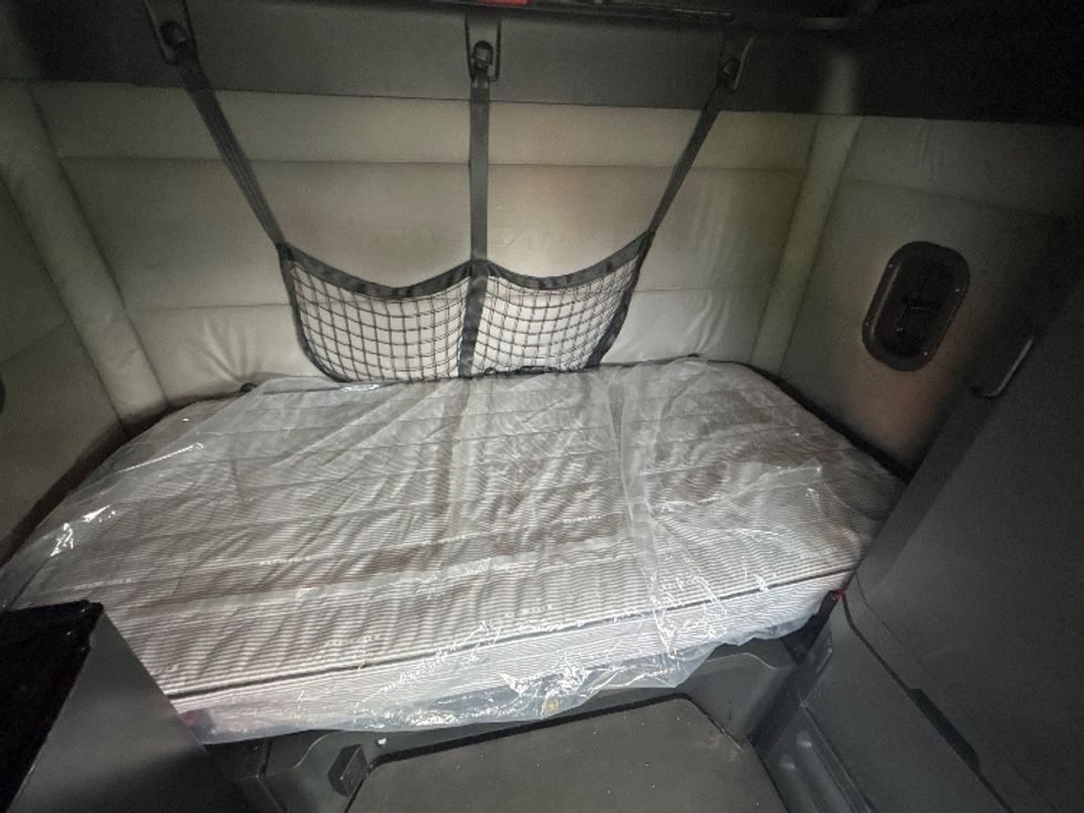 Sleeper Tractor-Heavy Duty Tractors-Freightliner-2022-T12664ST-Riviera Beach-FL-535,873\n\t\tmiles-$ 60,750 - Image 17