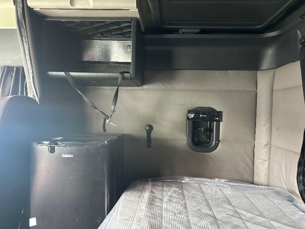 Sleeper Tractor-Heavy Duty Tractors-Freightliner-2022-T12664ST-Riviera Beach-FL-535,873\n\t\tmiles-$ 60,750 - Image 18