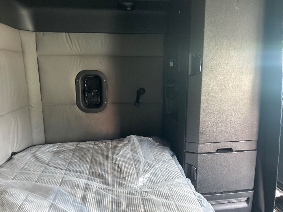 Sleeper Tractor-Heavy Duty Tractors-Freightliner-2022-T12664ST-Riviera Beach-FL-535,873\n\t\tmiles-$ 60,750 - Image 19