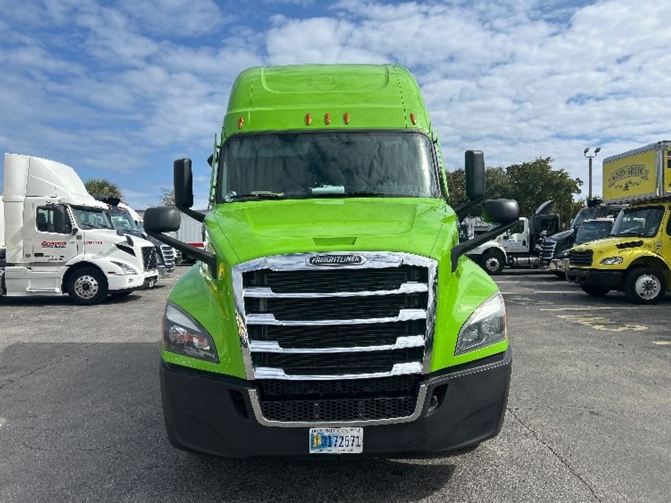 Sleeper Tractor-Heavy Duty Tractors-Freightliner-2022-T12664ST-Riviera Beach-FL-535,873\n\t\tmiles-$ 60,750 - Image 2