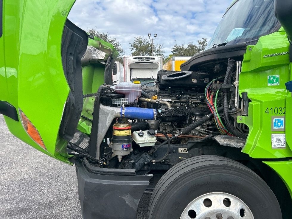 Sleeper Tractor-Heavy Duty Tractors-Freightliner-2022-T12664ST-Riviera Beach-FL-535,873\n\t\tmiles-$ 60,750 - Image 21