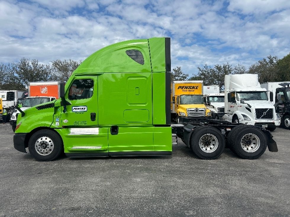 Sleeper Tractor-Heavy Duty Tractors-Freightliner-2022-T12664ST-Riviera Beach-FL-535,873\n\t\tmiles-$ 60,750 - Image 4