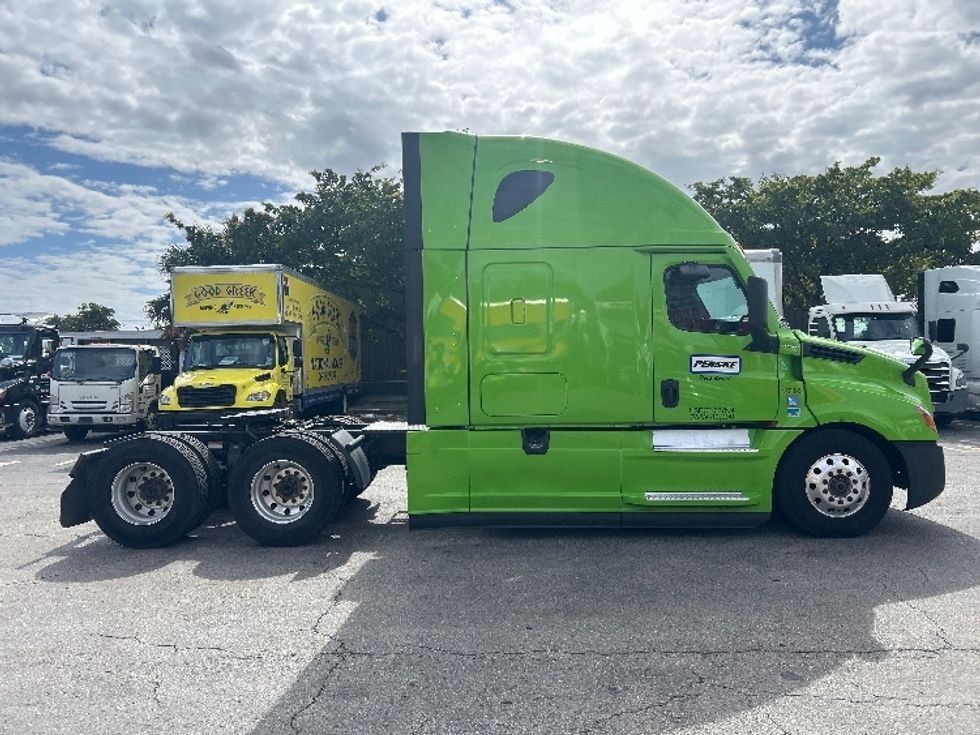 Sleeper Tractor-Heavy Duty Tractors-Freightliner-2022-T12664ST-Riviera Beach-FL-535,873\n\t\tmiles-$ 60,750 - Image 8