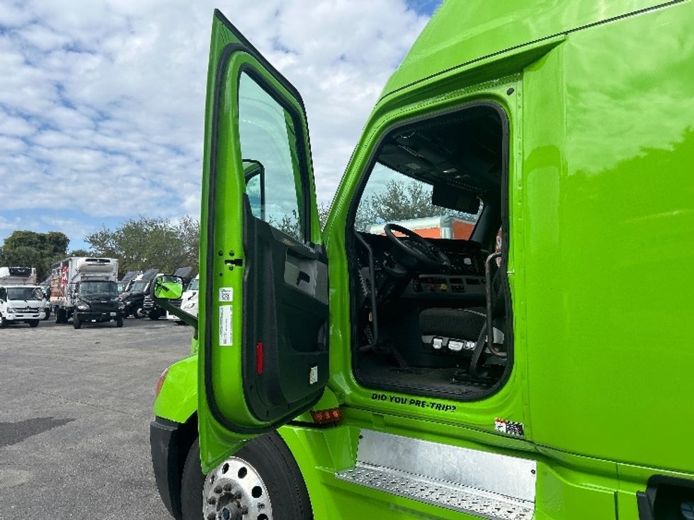 Sleeper Tractor-Heavy Duty Tractors-Freightliner-2022-T12664ST-Riviera Beach-FL-535,873\n\t\tmiles-$ 60,750 - Image 9