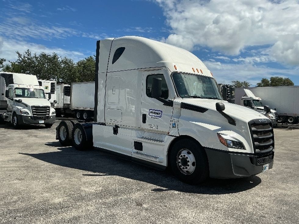 Sleeper Tractor-Heavy Duty Tractors-Freightliner-2022-T12664ST-Riviera Beach-FL-550,199\n\t\tmiles-$ 65,250 - Image 1