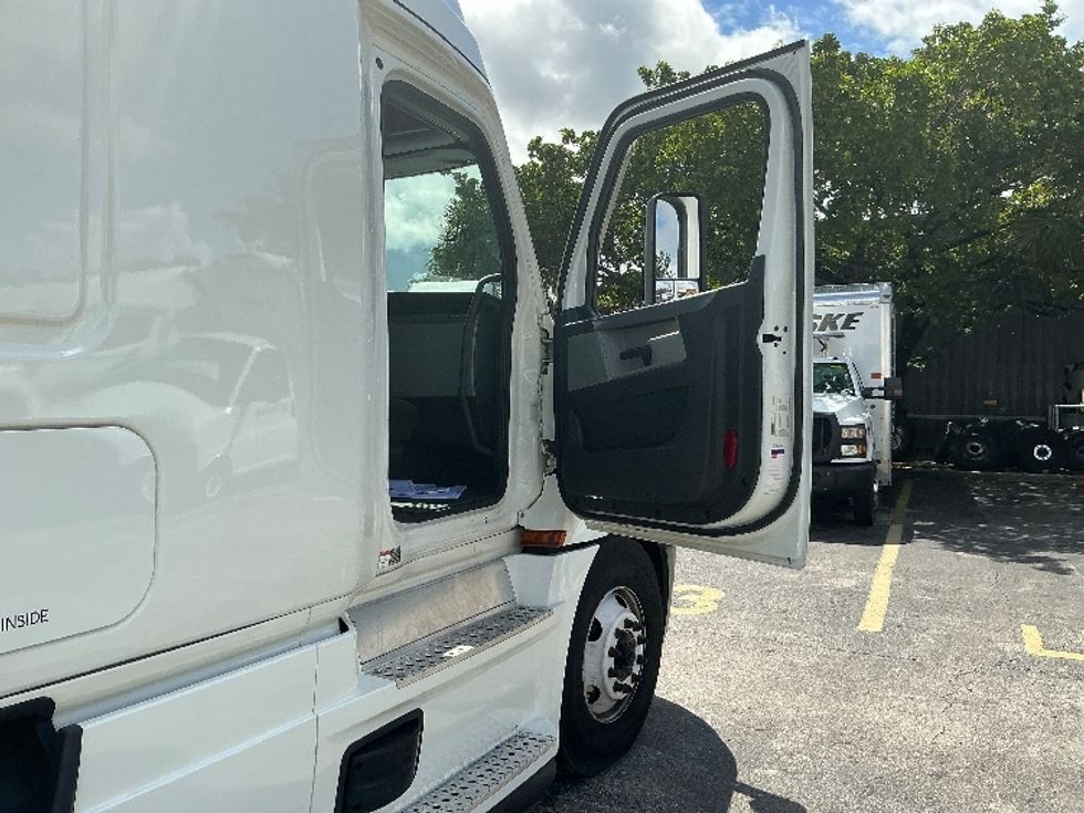Sleeper Tractor-Heavy Duty Tractors-Freightliner-2022-T12664ST-Riviera Beach-FL-550,199\n\t\tmiles-$ 65,250 - Image 13