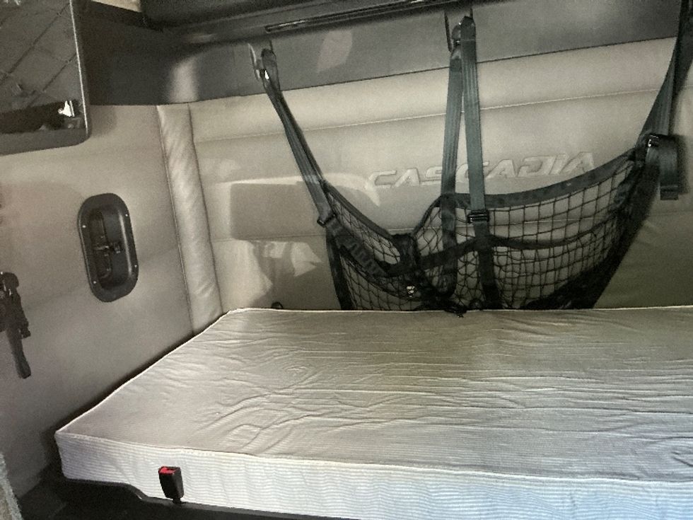 Sleeper Tractor-Heavy Duty Tractors-Freightliner-2022-T12664ST-Riviera Beach-FL-550,199\n\t\tmiles-$ 65,250 - Image 16