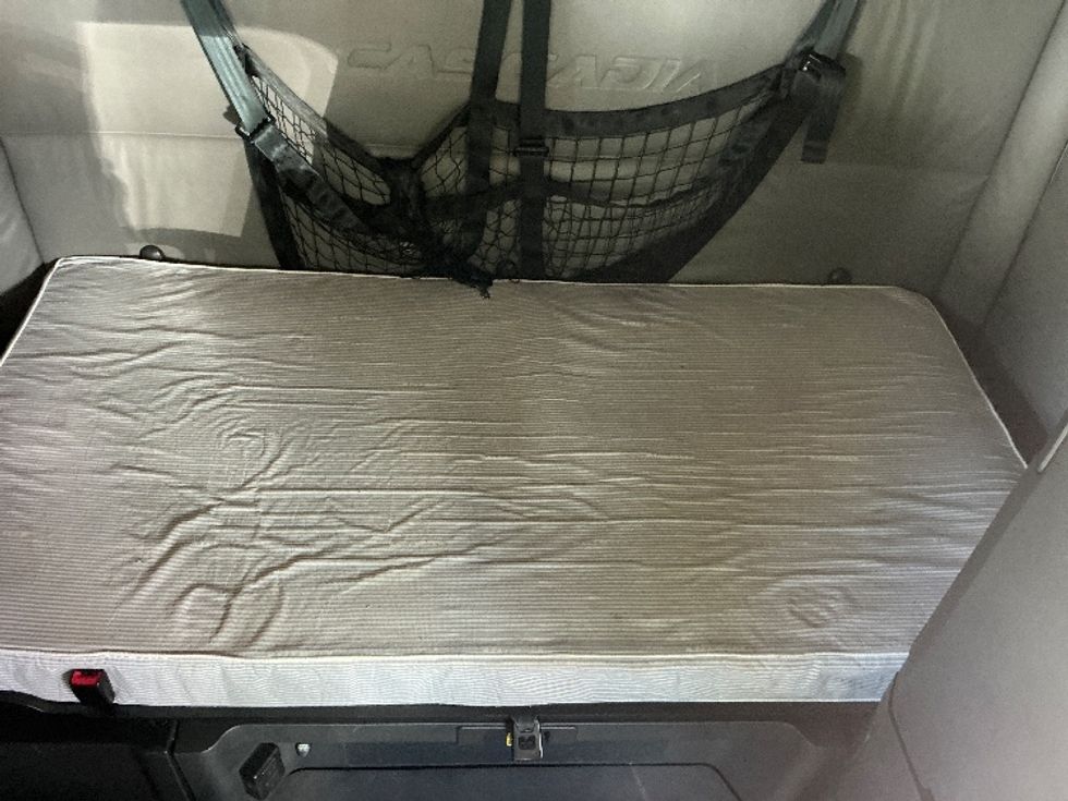 Sleeper Tractor-Heavy Duty Tractors-Freightliner-2022-T12664ST-Riviera Beach-FL-550,199\n\t\tmiles-$ 65,250 - Image 17