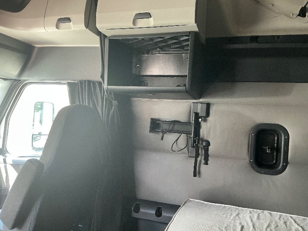 Sleeper Tractor-Heavy Duty Tractors-Freightliner-2022-T12664ST-Riviera Beach-FL-550,199\n\t\tmiles-$ 65,250 - Image 19