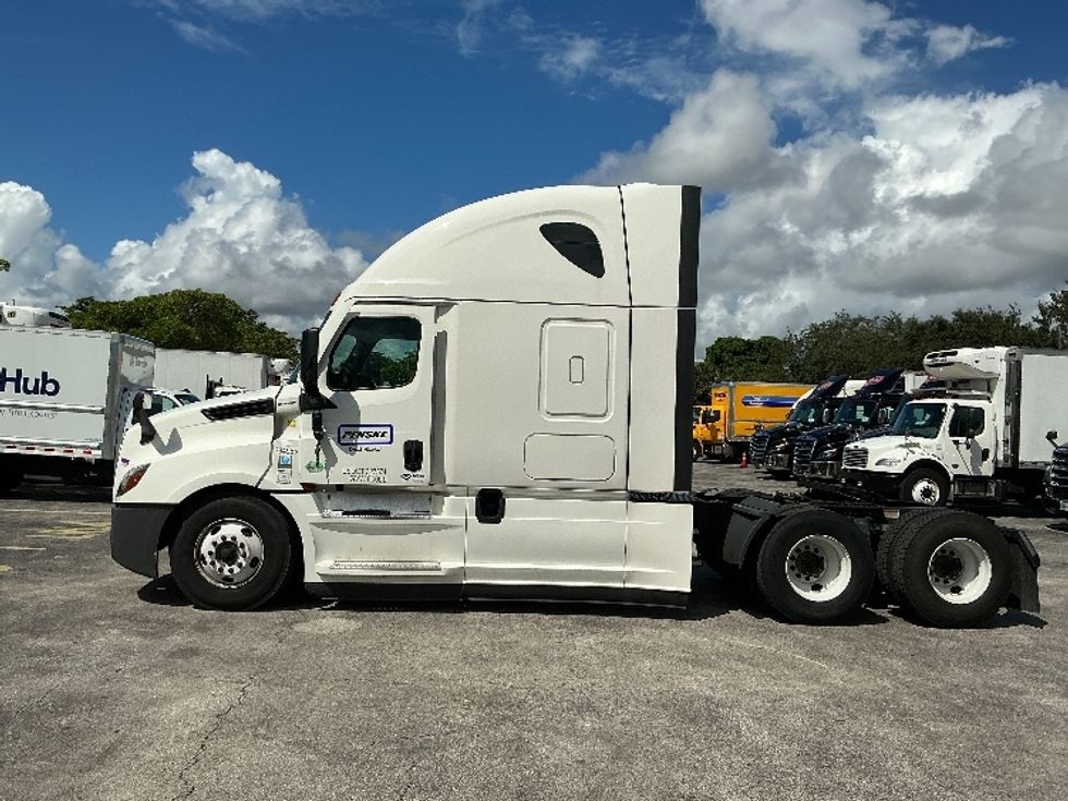 Sleeper Tractor-Heavy Duty Tractors-Freightliner-2022-T12664ST-Riviera Beach-FL-550,199\n\t\tmiles-$ 65,250 - Image 4