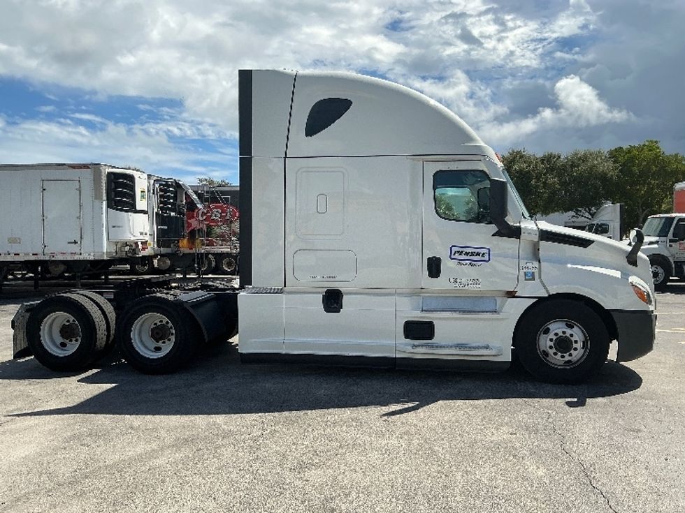 Sleeper Tractor-Heavy Duty Tractors-Freightliner-2022-T12664ST-Riviera Beach-FL-550,199\n\t\tmiles-$ 65,250 - Image 8