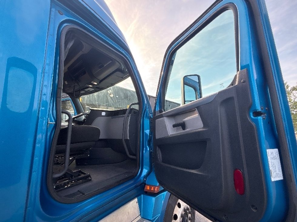 Sleeper Tractor-Heavy Duty Tractors-Freightliner-2022-T12664ST-Rochester-NY-373,361\n\t\tmiles-$ 86,750 - Image 13