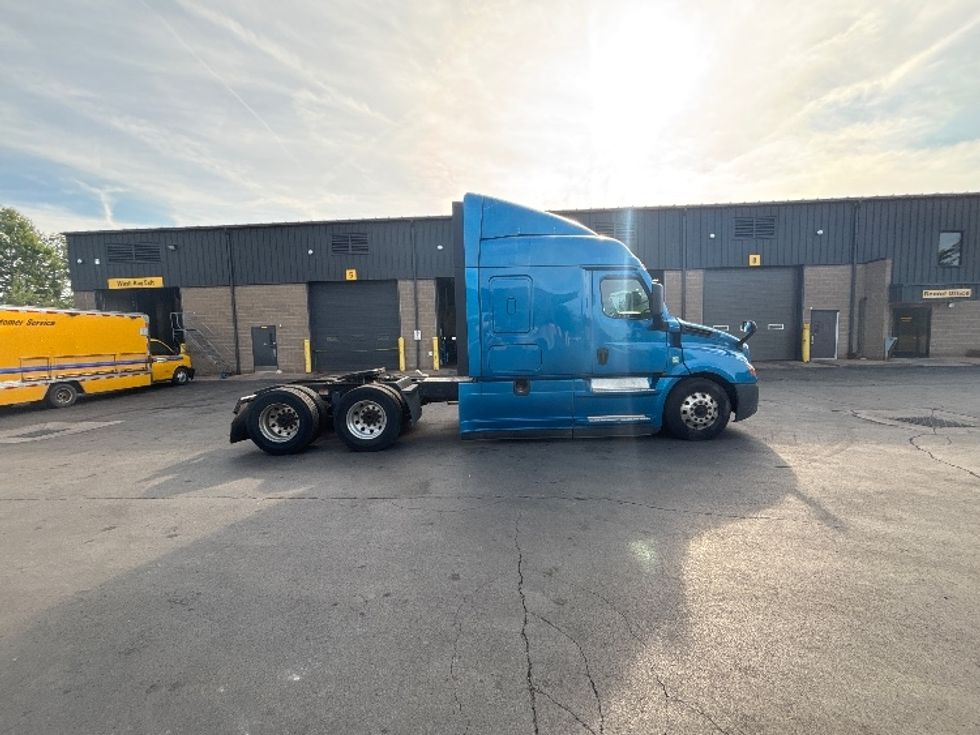 Sleeper Tractor-Heavy Duty Tractors-Freightliner-2022-T12664ST-Rochester-NY-373,361\n\t\tmiles-$ 86,750 - Image 8