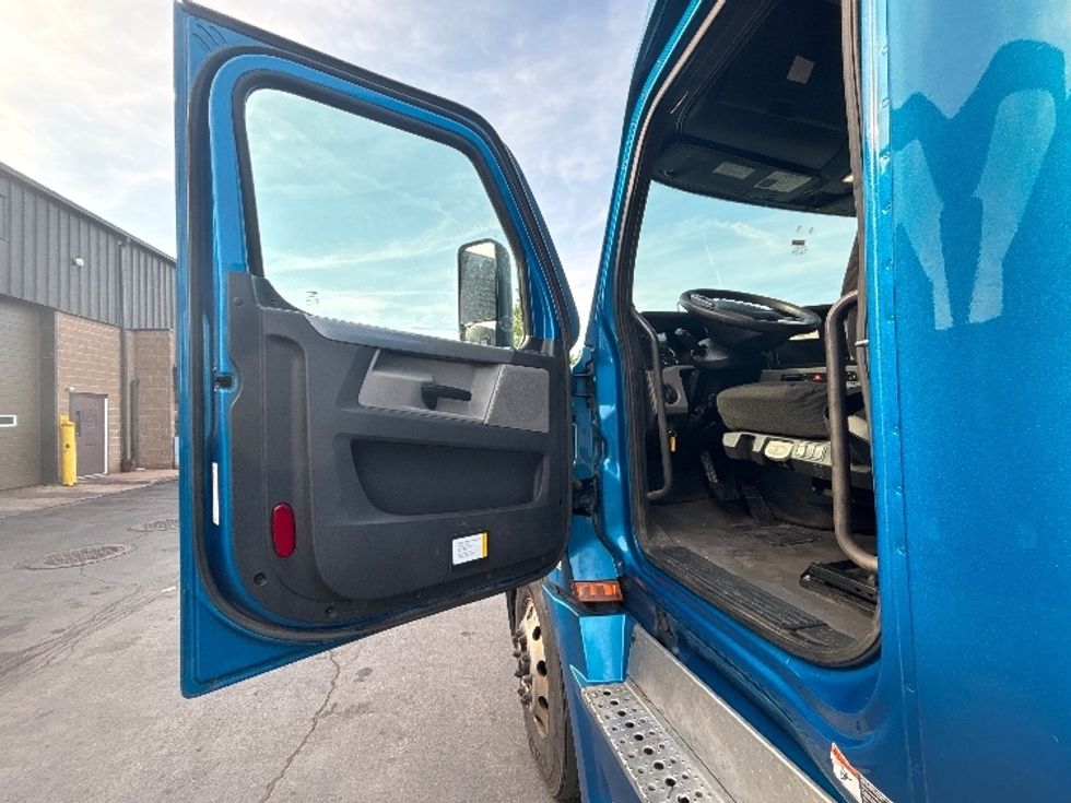 Sleeper Tractor-Heavy Duty Tractors-Freightliner-2022-T12664ST-Rochester-NY-373,361\n\t\tmiles-$ 86,750 - Image 9